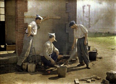 Tre soldati francesi che cucinano il pranzo su un fuoco aperto, Soissons, Aisne, Francia, 1917 da Fernand Cuville